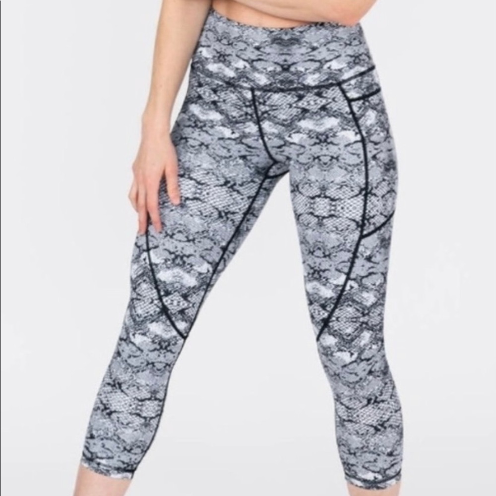 Zyia Active Cobra Skin Metallic Light & Tight High Rise Capri Leggings S…